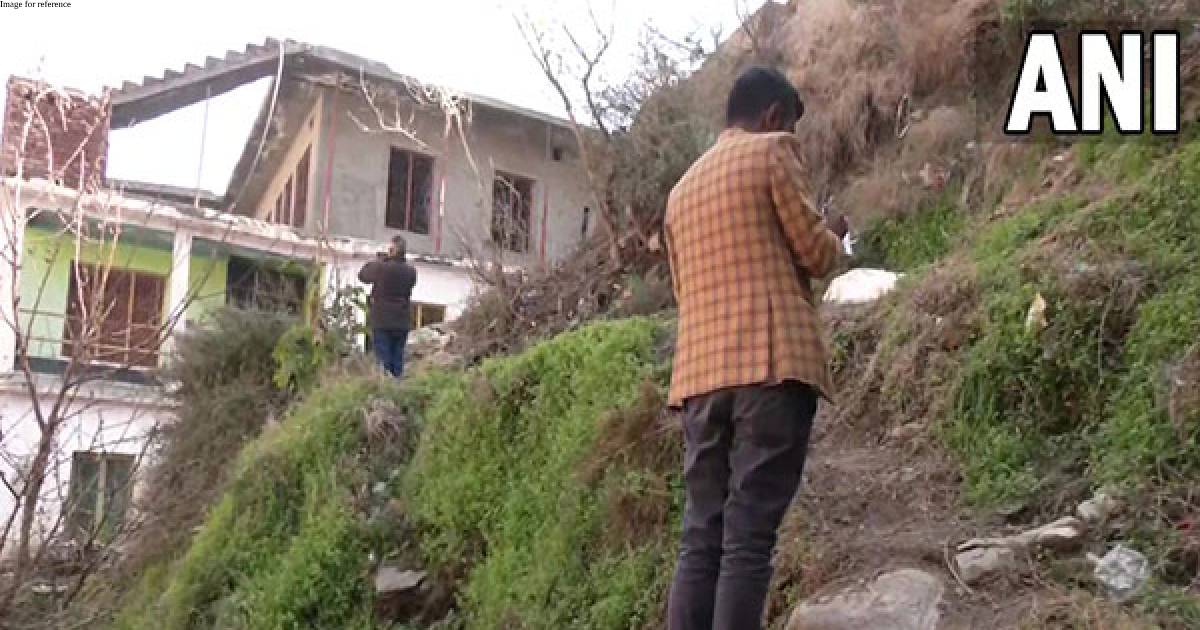 J-K: Officials, team of GSI arrive in Doda after cracks appeard on houses